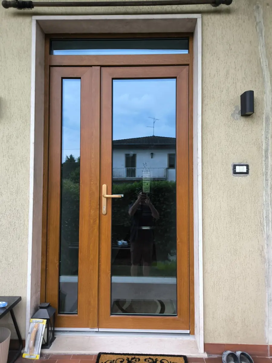 Portafinestra in PVC effetto legno installata da KG Infissi