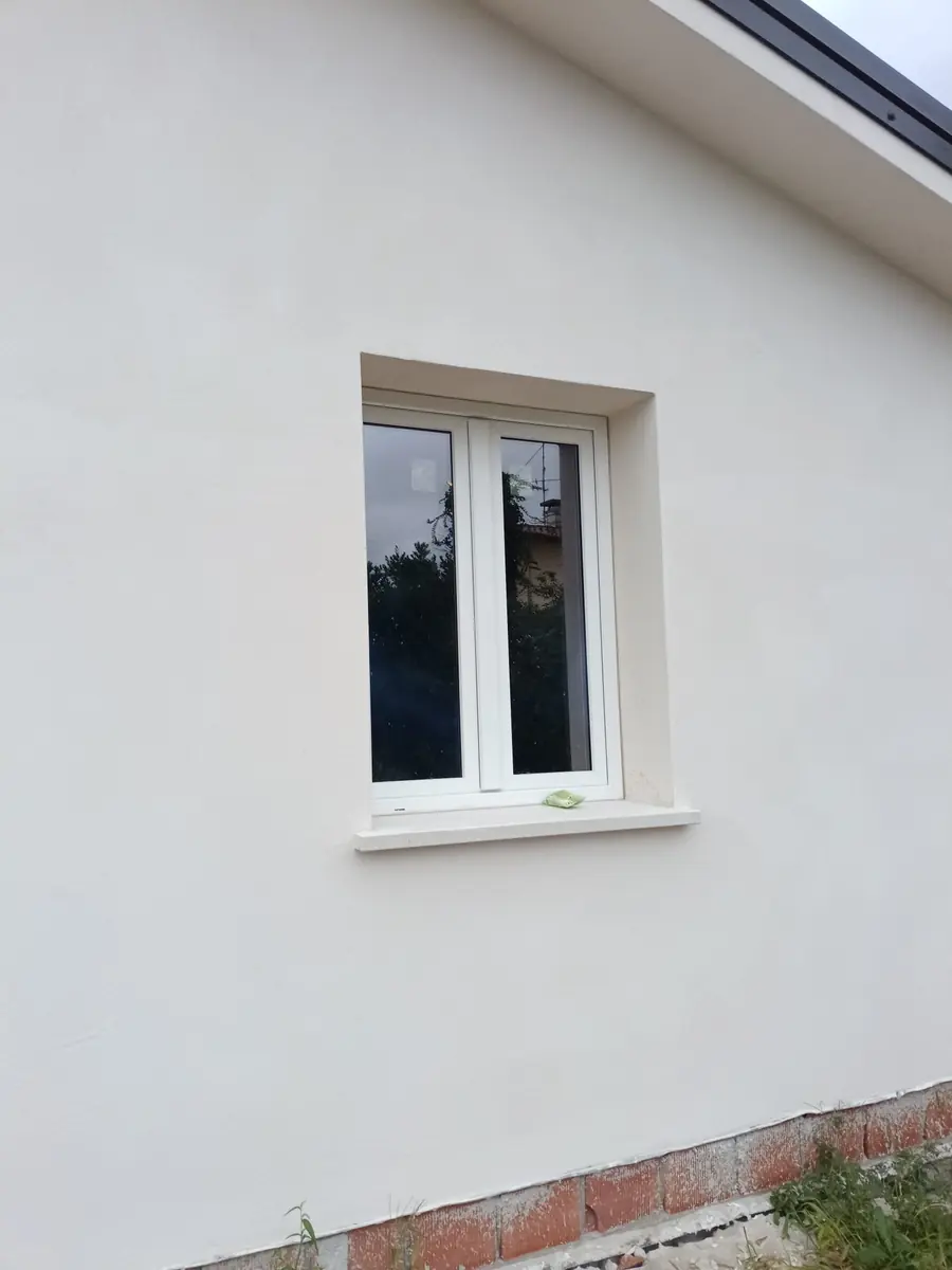 Finestra in PVC vista dall’esterno su una casa nuova