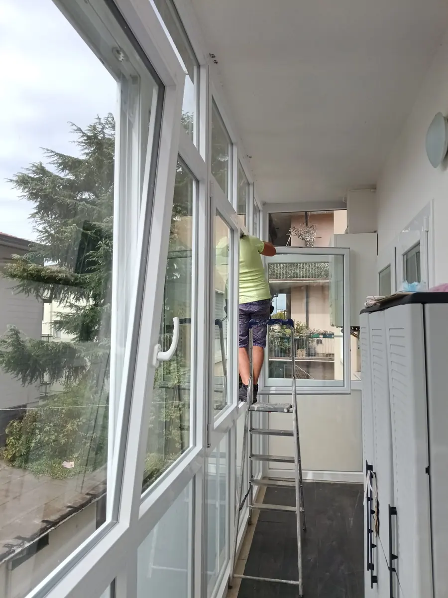 Interno di una veranda con vetrate in PVC