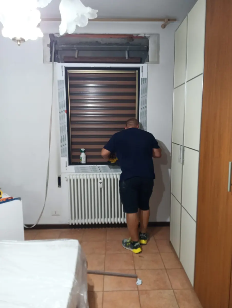 Posatore al lavoro su una finestra in una camera