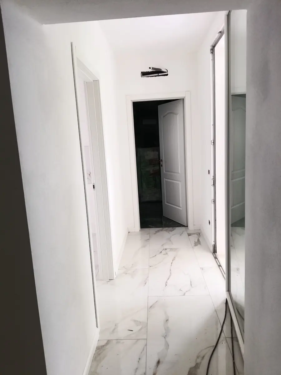 Corridoio con porte interne bianche appena montate