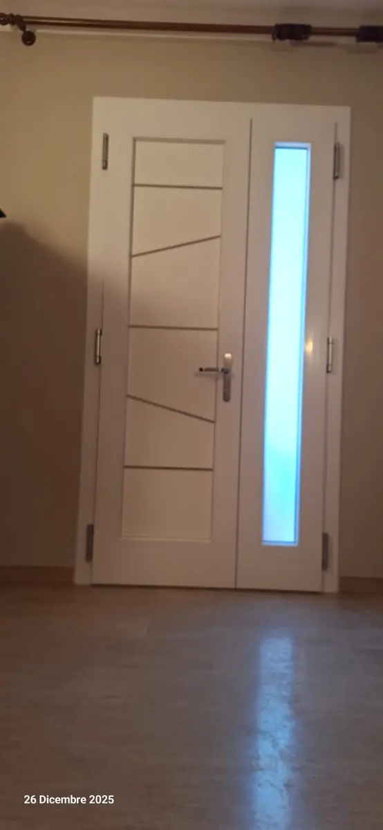 Porta bianca con inserto in vetro laterale