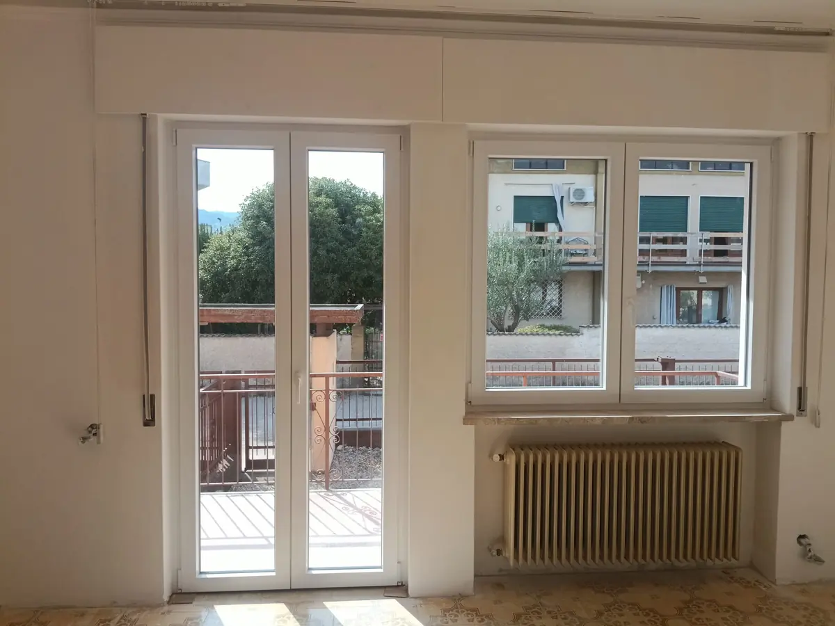Portafinestra e finestra in PVC bianco con cassonetto