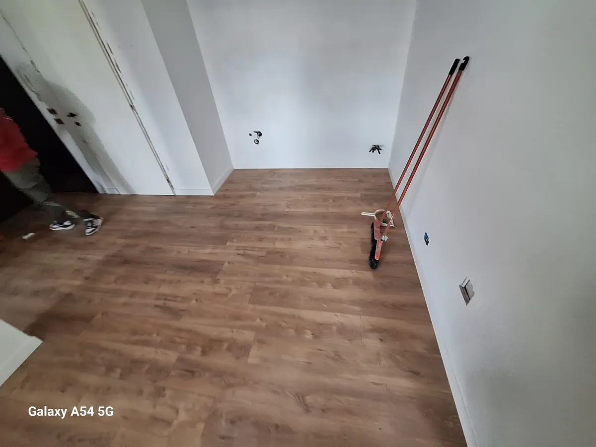 Pavimento in legno appena posato in una camera